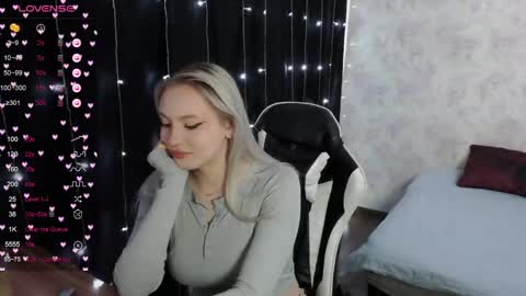 Snapshot of vikapowers chatting on March 11, 6:43 am vikapowers online show from March 11, 6:43 am