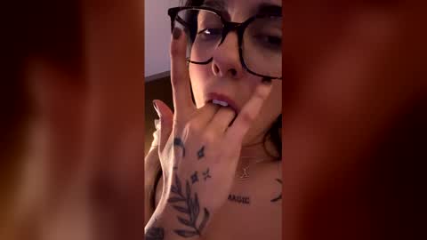 Snapshot of vikiangeletti chatting on April 4, 12:42 am vikiangeletti online show from April 4, 12:42 am