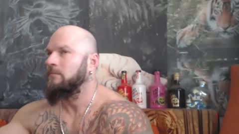 Snapshot of viking_me chatting on December 19, 8:32 am viking online show from December 19, 8:32 am