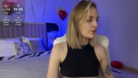 Snapshot of vikky_moon chatting on April 10, 1:22 am Vikky online show from April 10, 1:22 am