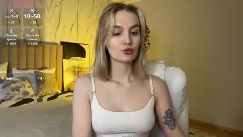 Snapshot of vikky_moon chatting on April 23, 1:40 am Vikky online show from April 23, 1:40 am