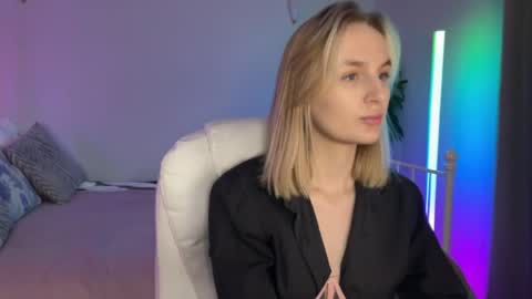 Snapshot of vikky_moon chatting on May 13, 12:41 am Vikky online show from May 13, 12:41 am