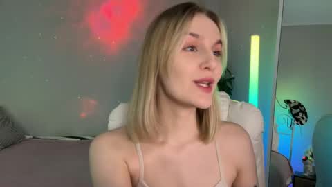 Snapshot of vikky_moon chatting on May 26, 12:39 am Vikky online show from May 26, 12:39 am