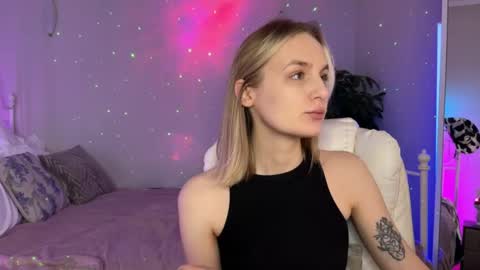 Snapshot of vikky_moon chatting on June 1, 12:34 am Vikky online show from June 1, 12:34 am