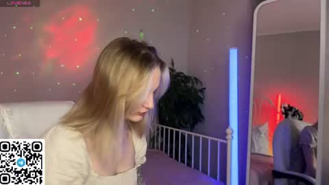 Snapshot of vikky_moon chatting on June 11, 12:43 am Vikky online show from June 11, 12:43 am