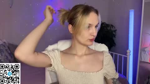 Snapshot of vikky_moon chatting on June 11, 2:53 am Vikky online show from June 11, 2:53 am