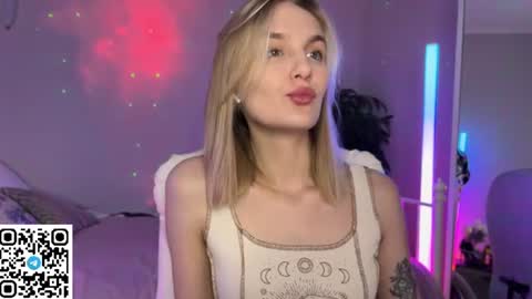 Snapshot of vikky_moon chatting on July 2, 9:54 pm Vikky online show from July 2, 9:54 pm