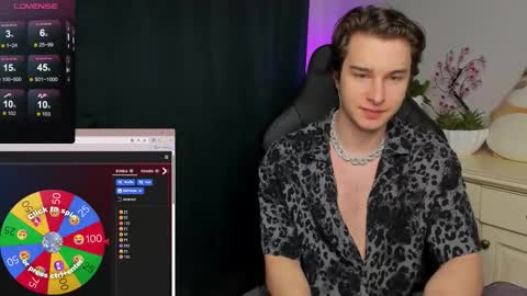 Snapshot of vincent__strong chatting on November 16, 9:04 am Vincent Strong online show from November 16, 9:04 am