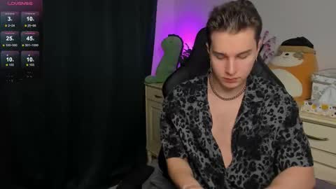 Snapshot of vincent__strong chatting on December 4, 3:49 am Vincent Strong online show from December 4, 3:49 am