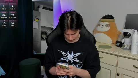 Snapshot of vincent__strong chatting on April 11, 9:24 am Vincent Strong online show from April 11, 9:24 am