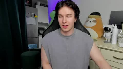Snapshot of vincent__strong chatting on April 15, 5:53 pm Vincent Strong online show from April 15, 5:53 pm