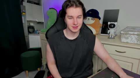 Snapshot of vincent__strong chatting on May 3, 3:23 am Vincent Strong online show from May 3, 3:23 am