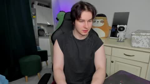 Snapshot of vincent__strong chatting on May 4, 7:15 am Vincent Strong online show from May 4, 7:15 am