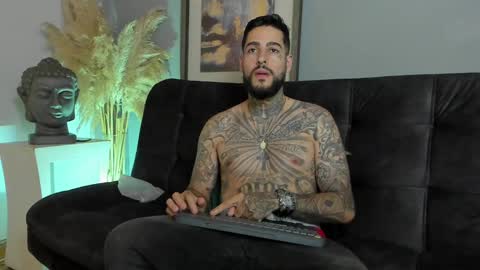 Snapshot of vincentsartori chatting on November 22, 8:19 pm Vincent Sartori online show from November 22, 8:19 pm