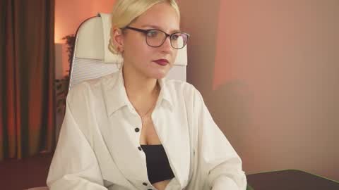 Snapshot of violamore chatting on June 11, 2:53 am violamore online show from June 11, 2:53 am