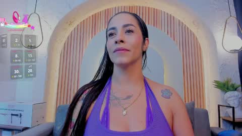 Snapshot of violeet_scottt chatting on April 9, 10:20 am Violette online show from April 9, 10:20 am