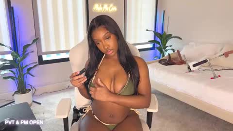 Snapshot of violet6xft chatting on January 22, 9:32 pm Fantasy Black Girl online show from January 22, 9:32 pm