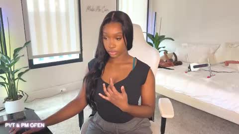 Snapshot of violet6xft chatting on January 24, 6:46 pm Fantasy Black Girl online show from January 24, 6:46 pm