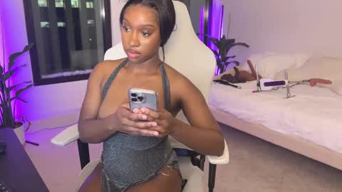 Snapshot of violet6xft chatting on January 26, 5:13 am Fantasy Black Girl online show from January 26, 5:13 am