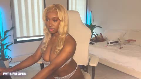 Snapshot of violet6xft chatting on January 27, 9:11 pm Fantasy Black Girl online show from January 27, 9:11 pm