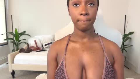 Snapshot of violet6xft chatting on February 10, 9:25 pm Fantasy Black Girl online show from February 10, 9:25 pm