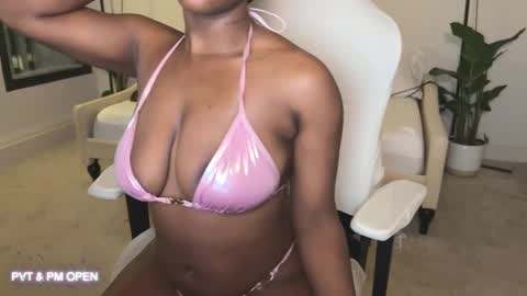 Snapshot of violet6xft chatting on February 11, 2:35 am Fantasy Black Girl online show from February 11, 2:35 am
