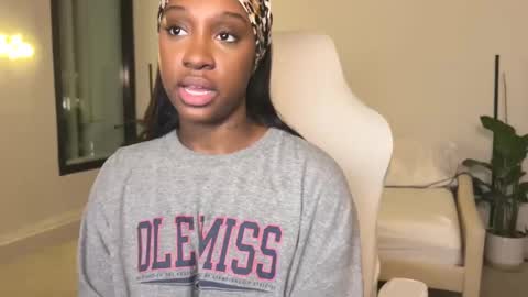 Snapshot of violet6xft chatting on February 11, 5:37 am Fantasy Black Girl online show from February 11, 5:37 am