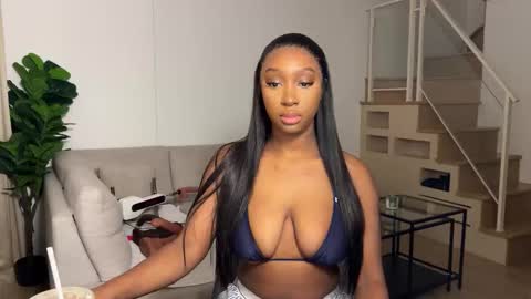 Snapshot of violet6xft chatting on October 24, 5:59 am Fantasy Black Girl online show from October 24, 5:59 am