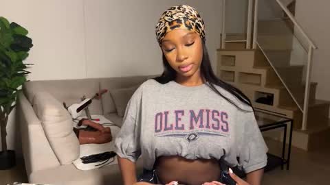 Snapshot of violet6xft chatting on November 4, 6:56 am Fantasy Black Girl online show from November 4, 6:56 am