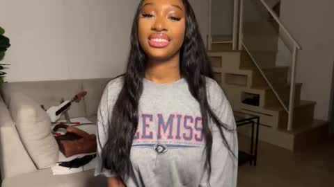 Snapshot of violet6xft chatting on November 7, 6:46 am Fantasy Black Girl online show from November 7, 6:46 am