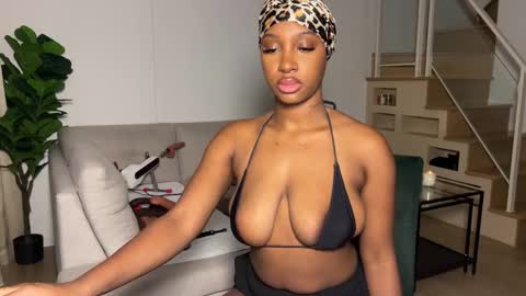 Snapshot of violet6xft chatting on November 11, 5:18 am Fantasy Black Girl online show from November 11, 5:18 am