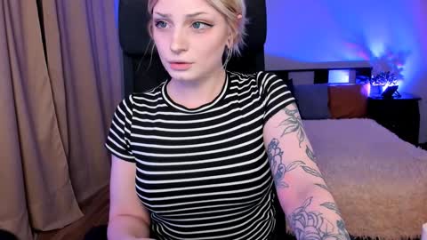 Snapshot of violet_oblivion chatting on December 1, 10:21 pm violet_oblivion online show from December 1, 10:21 pm
