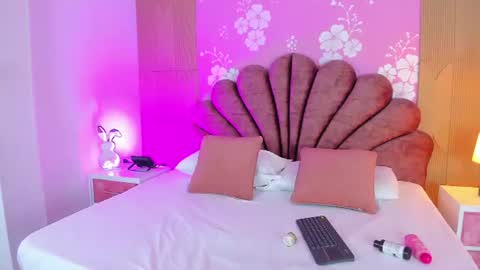 Snapshot of violet_smith01 chatting on August 5, 12:30 pm violet_smith01 online show from August 5, 12:30 pm