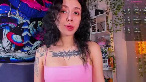 Snapshot of violet_walker7 chatting on April 11, 4:17 am Violet online show from April 11, 4:17 am