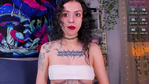 Snapshot of violet_walker7 chatting on May 19, 4:41 am Violet online show from May 19, 4:41 am
