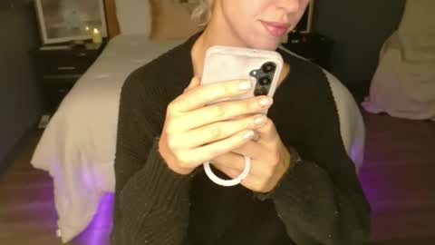 Snapshot of violet_winter97 chatting on May 13, 1:41 pm violet_winter97 online show from May 13, 1:41 pm