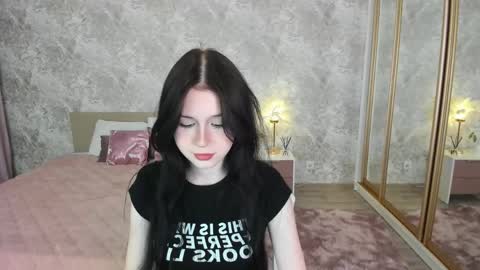 violetharmee online show from April 29, 11:36 am