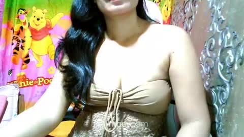 Snapshot of violetlivia chatting on February 23, 9:22 am Livia help get 100 likes online show from February 23, 9:22 am