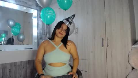 Snapshot of violetroussee chatting on February 18, 11:22 pm violetroussee online show from February 18, 11:22 pm