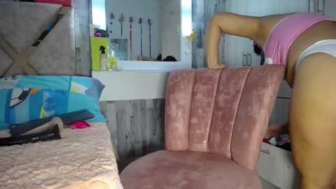 Snapshot of violetroussee chatting on March 7, 6:38 pm violetroussee online show from March 7, 6:38 pm