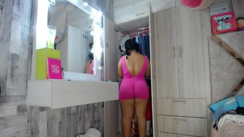 Snapshot of violetroussee chatting on April 4, 6:38 pm violetroussee online show from April 4, 6:38 pm