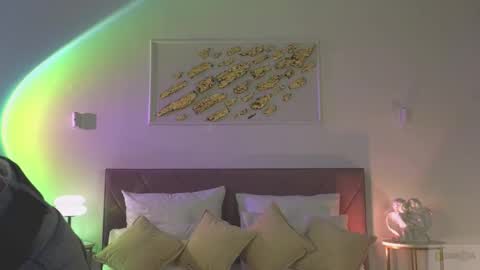 violetta_finch online show from October 15, 9:20 am