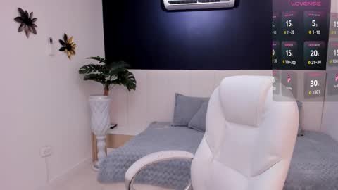 Snapshot of violetta_skinny chatting on January 16, 10:19 am violetta online show from January 16, 10:19 am