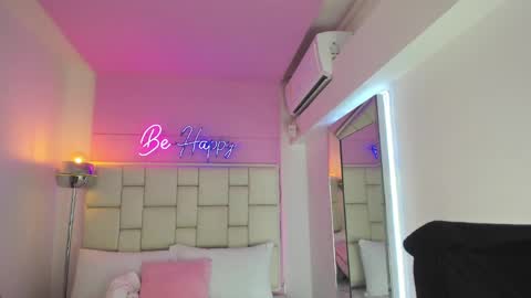 Snapshot of violettharous chatting on February 18, 4:04 am VioletthaRous online show from February 18, 4:04 am