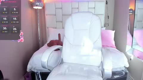 Snapshot of violettharous chatting on October 21, 10:43 pm VioletthaRous online show from October 21, 10:43 pm