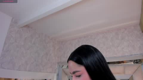 Snapshot of violetwillians chatting on April 6, 7:04 pm VIOLET online show from April 6, 7:04 pm