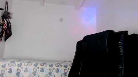 Snapshot of violetwitch05 chatting on January 7, 4:48 pm Violet online show from January 7, 4:48 pm