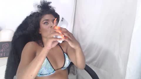 Snapshot of violetxia_ chatting on February 5, 4:06 am violetxia_ online show from February 5, 4:06 am