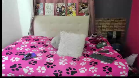 Snapshot of violl3t_fox chatting on June 23, 5:00 pm Isabella online show from June 23, 5:00 pm