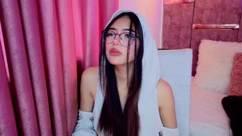 Snapshot of viollettebylyly chatting on October 12, 12:26 pm viollettebylyly online show from October 12, 12:26 pm